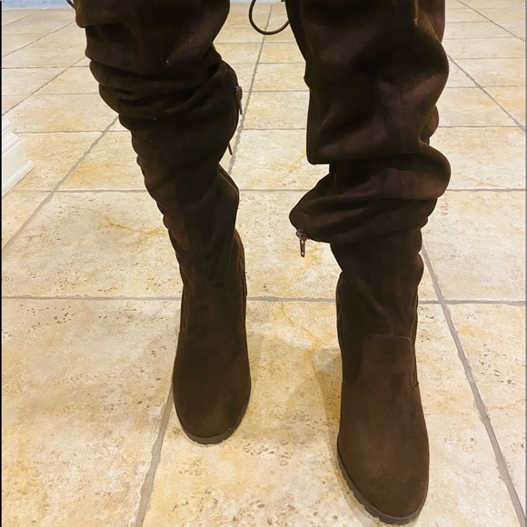 BROWN SUEDE TALL LEILA STONE BRAND NEW BOOTS. Inside side zipper! - Picture 5 of 13